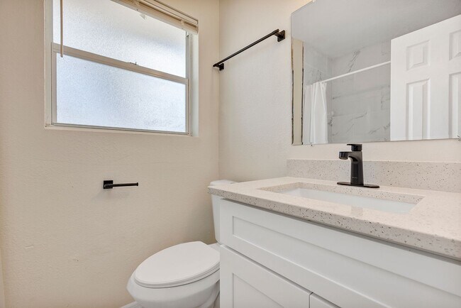 Building Photo - 751 Bellevue Ave