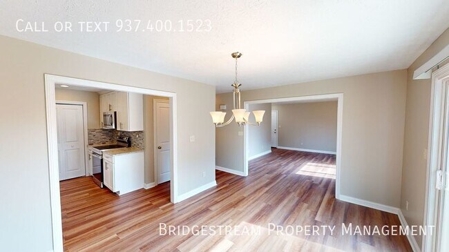 Building Photo - Beautiful ground level 2 bedroom, 2 full b...