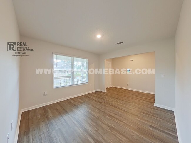 Building Photo - Spacious 5-Bedroom Home in Heritage Planta...