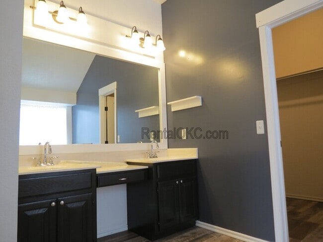 Building Photo - East side Moore 3 Bed 2 Bath no carpets
