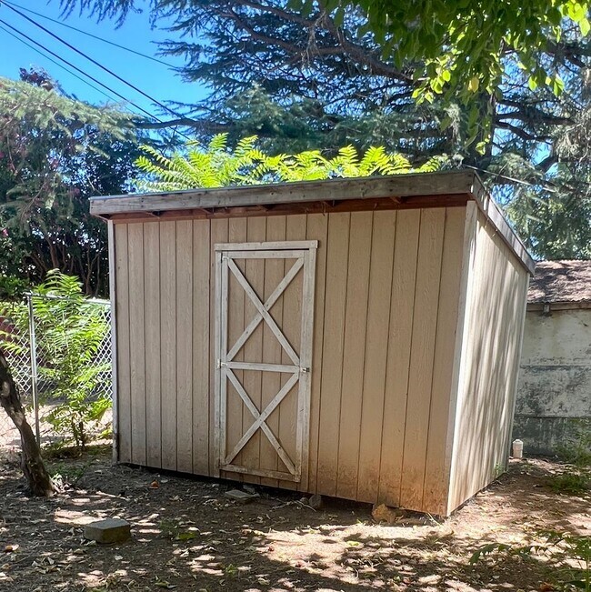 Building Photo - Downtown Red Bluff Victorian 3 bedroom 1 bath Home