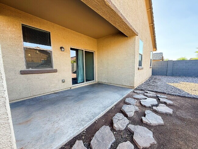 Building Photo - "Charming 3-Bedroom Oasis with 2 Baths & S...
