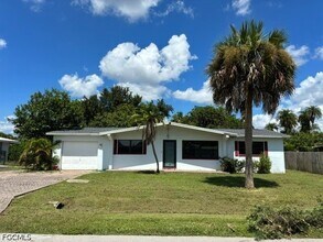 Building Photo - 913 Entrada Dr