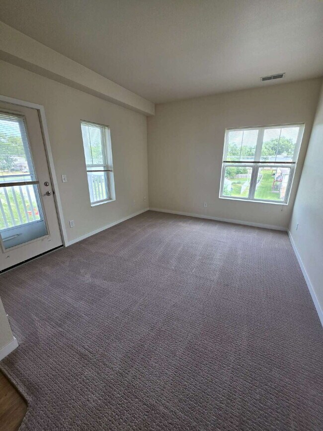 Building Photo - 2 Bedroom | 1 Bathroom 3rd Floor Apartment Available RIGHT NOW!