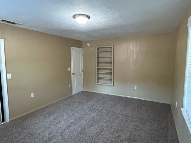 Building Photo - MOVE IN SPECIAL- $500 OFF OF THE 1ST MONTHS RENT-3 bedroom 2 bath with bonus storage room or bedr...