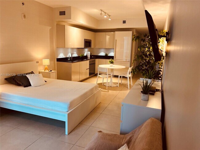 Building Photo - 1010 Brickell Ave