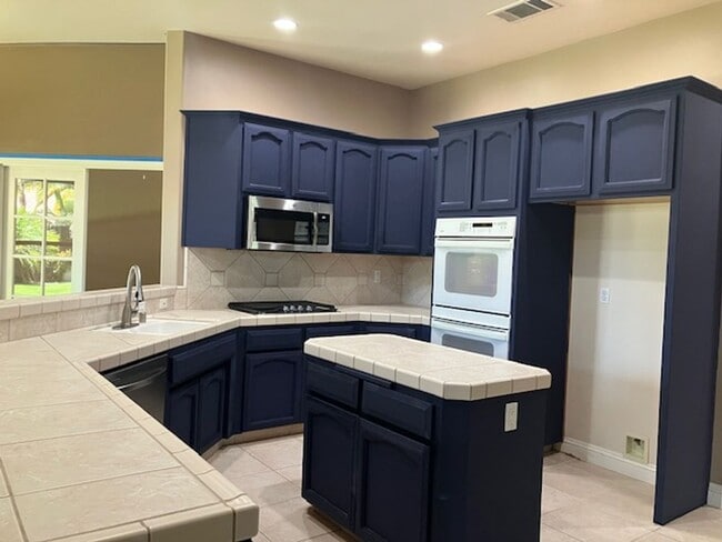 Building Photo - West Bakersfield Custom Home for Rent!