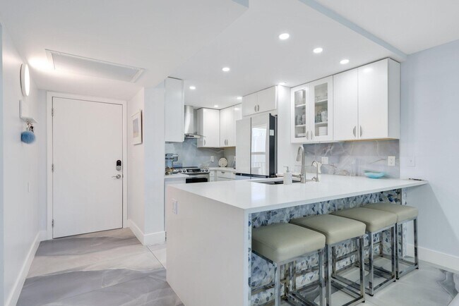 Building Photo - 12 Royal Palm Way