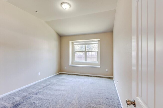 Building Photo - 2880 Donnell Dr