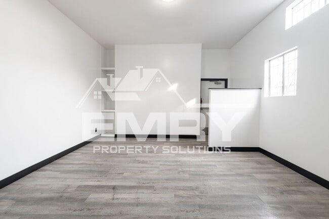 Building Photo - 942 S Gerhart Ave