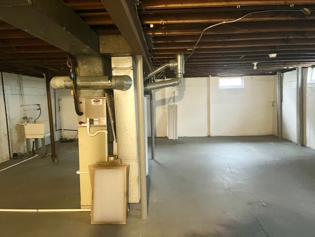 Building Photo - 3 Bed -1 Bath Single Family in Elyria