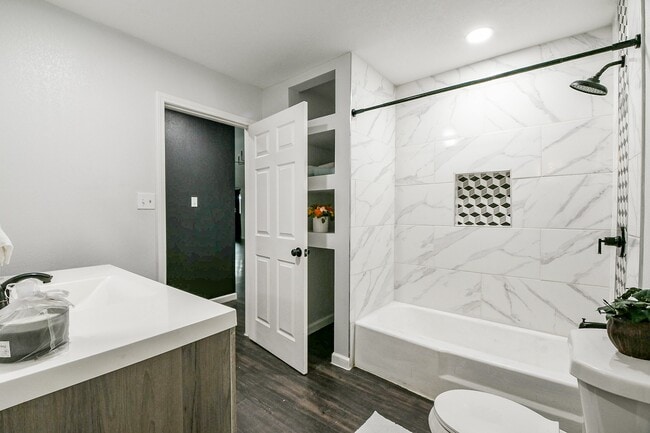 Building Photo - 6002 Greenmont Dr