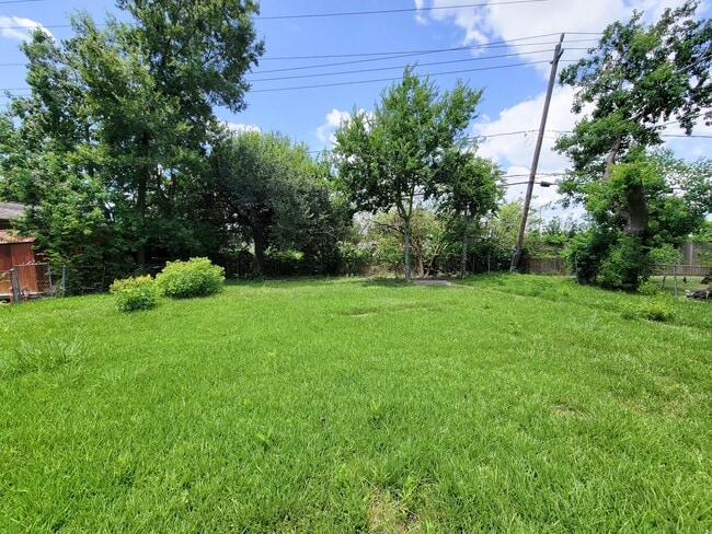 Building Photo - 2810 Forest Oaks Dr