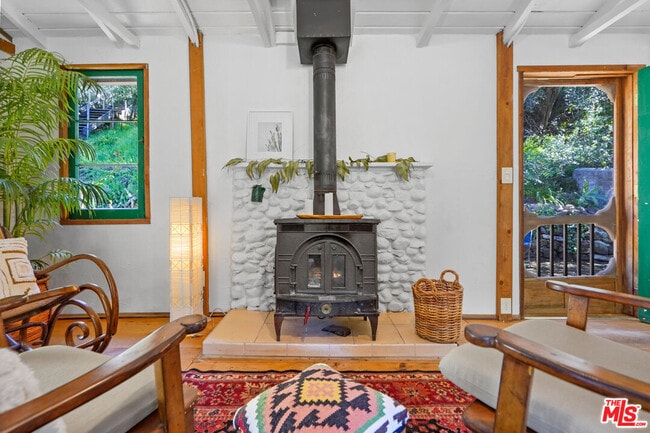 Building Photo - 764 Old Topanga Canyon Rd
