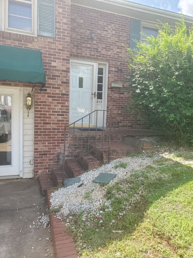 Primary Photo - 605 Upper St
