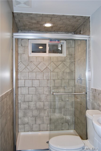 Building Photo - 8 Horseshoe Ln