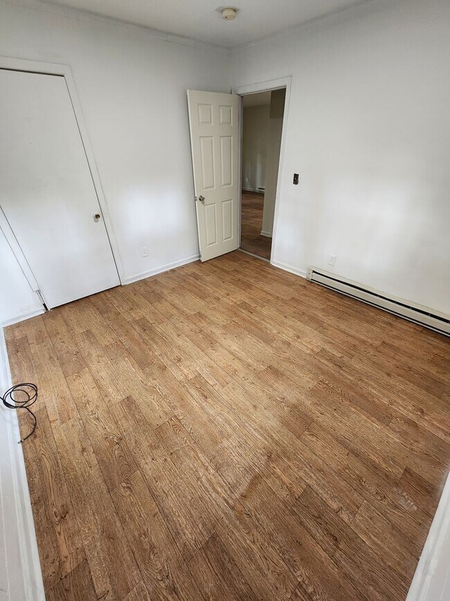 Building Photo - 2 bedroom, 1 bath available for rent!