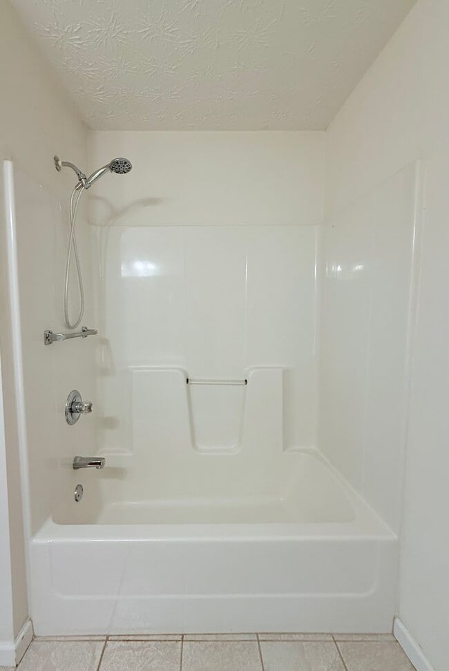 Building Photo - Ranch Style end unit townhome in great Gainesville location