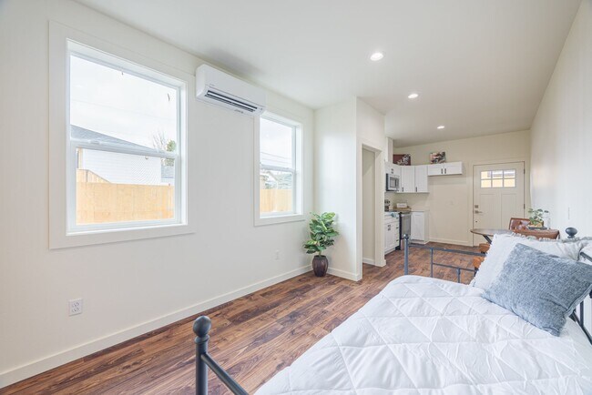 Building Photo - 1120 W 8th St