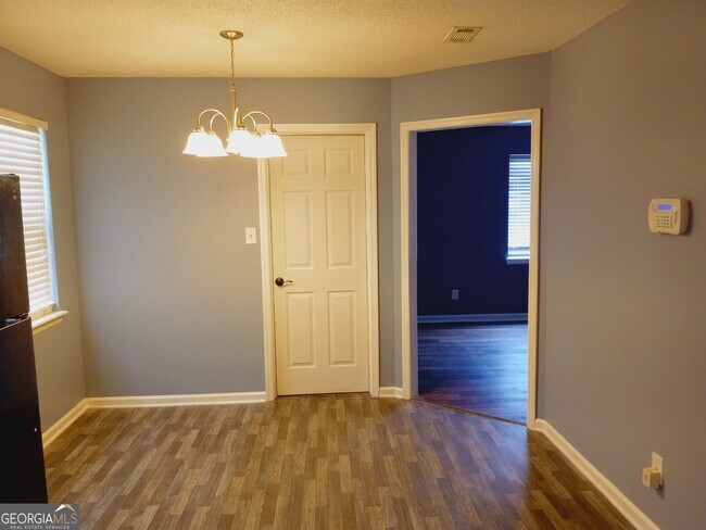 Building Photo - 2928 Dahlia Dr