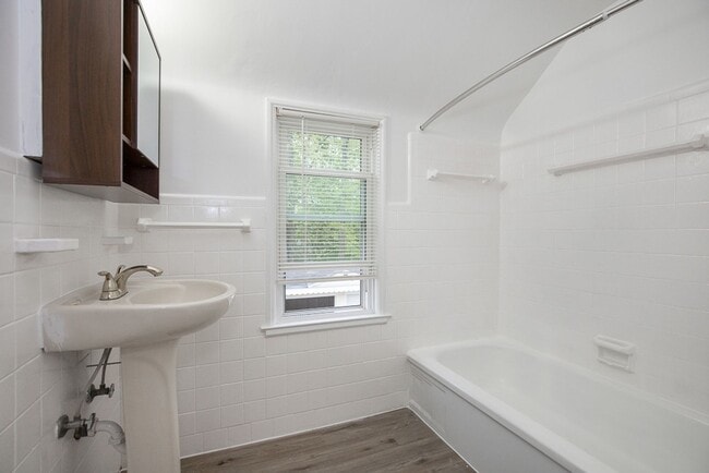 Building Photo - 3 Bed/1.5 Bath Single Family Home!