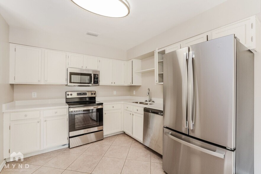 Building Photo - 8712 Grandee Dr