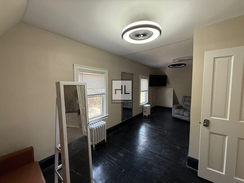 Building Photo - 341 Little Clove Rd
