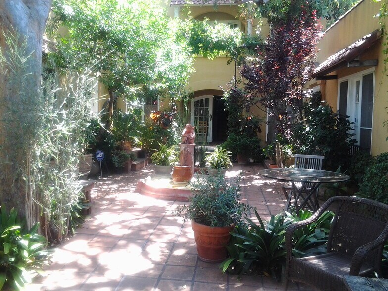 Building's courtyard - 1326 N Laurel Ave