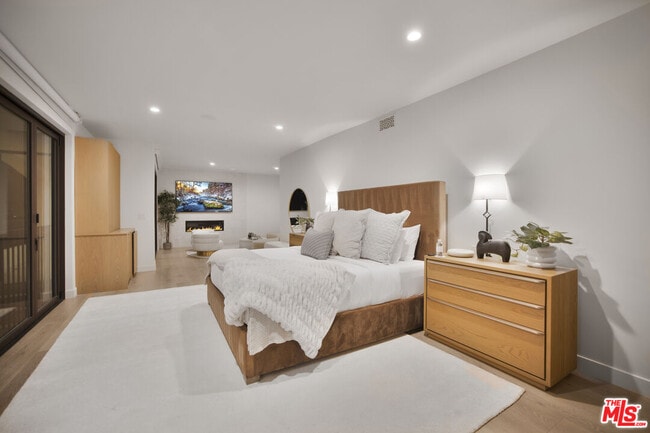 Building Photo - 7212 Mulholland Dr