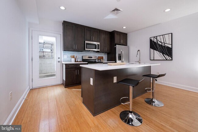 Building Photo - 2102 Berges St