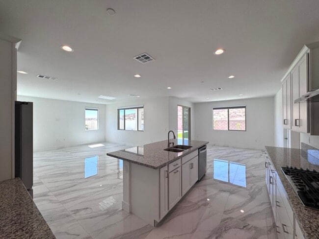 Building Photo - Spacious 5BD/3BA Home with Loft, Solar & B...