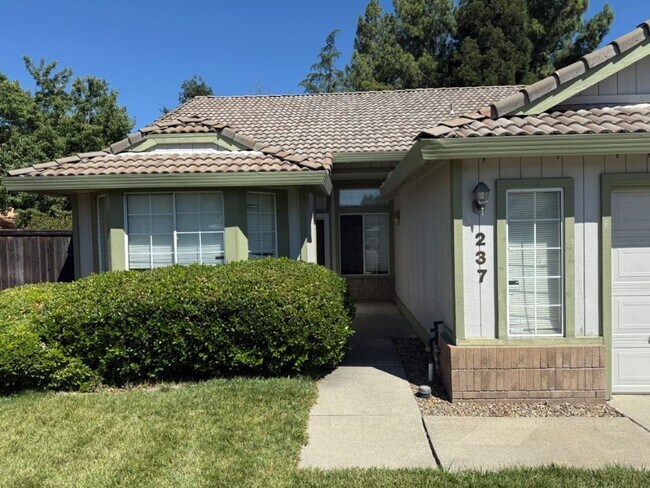 Building Photo - Modern 3 Bedroom 2 Bath One Story Browns Valley Vacaville *Star Rentals