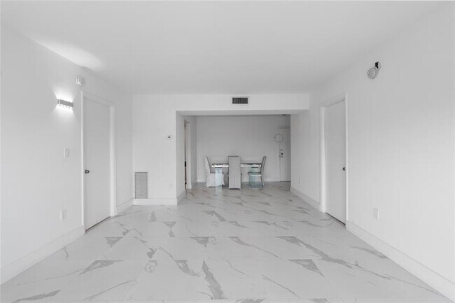 Building Photo - 4164 Inverrary Dr