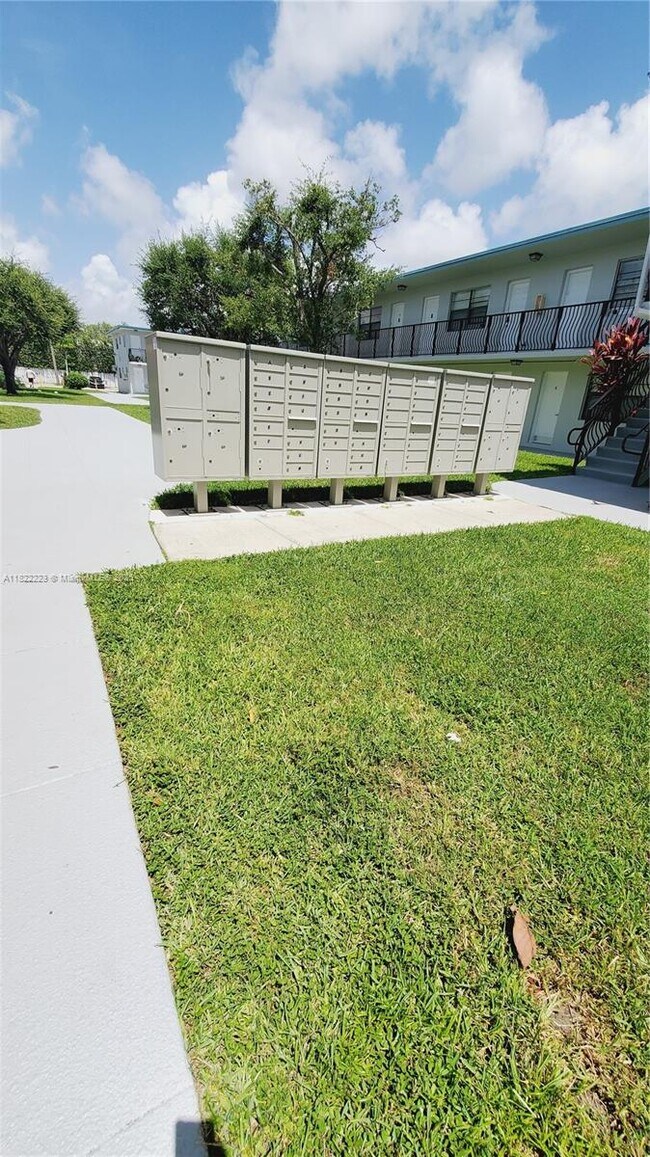 Building Photo - 4450 SW 67th Ave