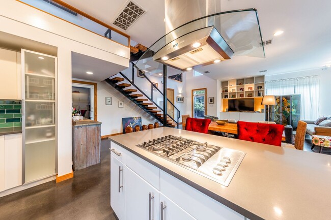 Building Photo - Gorgeous Fully Furnished Home in Brentwood - Short Term Lease  Options Available