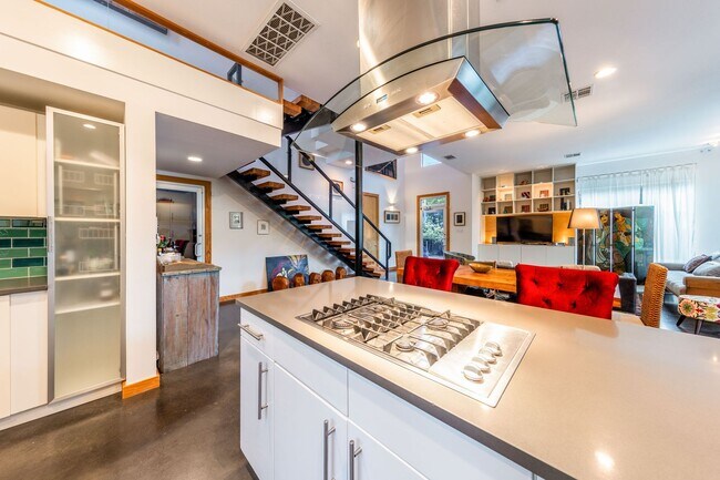 Building Photo - Gorgeous Fully Furnished Home in Brentwood...