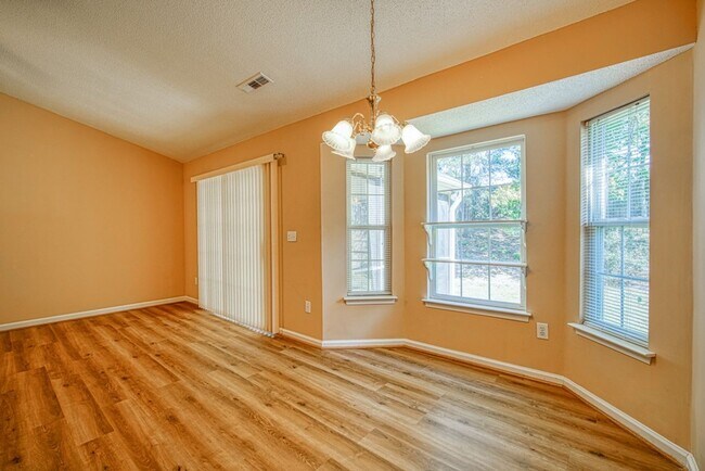 Building Photo - Spacious 4 BR, 2 BA Home On Quiet Cul de Sac, Private Fenced Backyard, Community Pool