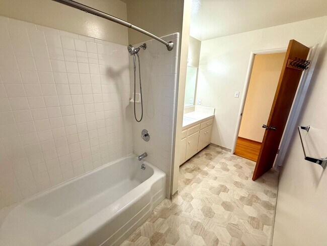 Building Photo - Charming Single-Level Home with Private Yard & Attached Garage!