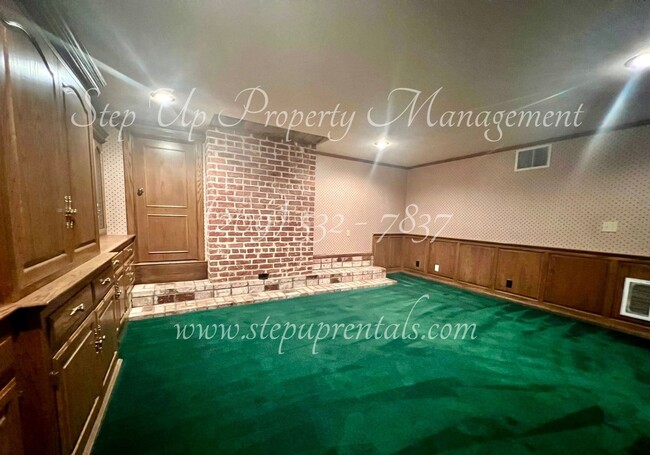 Building Photo - Beautiful 1920's 3 Bed 1 Bath Home Within ...