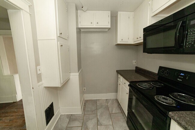 Building Photo - 2413 Emmett Ave