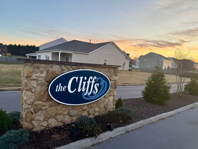 Building Photo - Beautiful 4 bedroom 2.5 bath home located in the Cliffs subdivision!