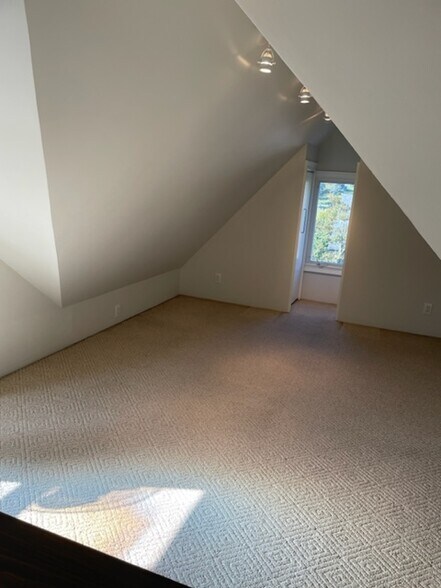 Building Photo - 32 Oakland St