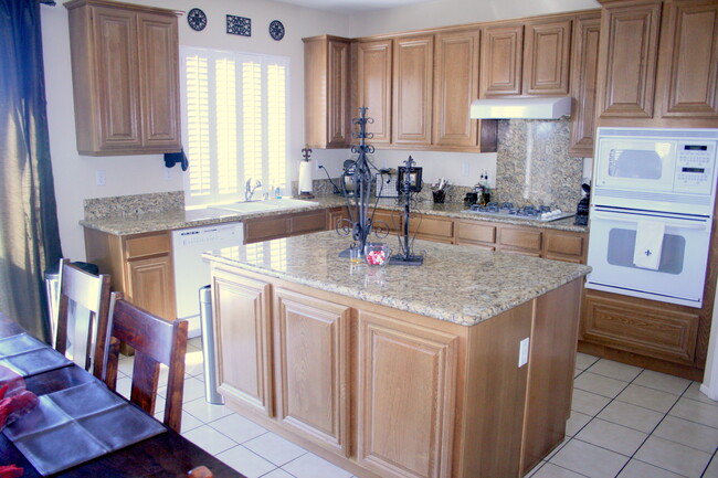 Kitchen w/island - 27955 Alta Vista Ave