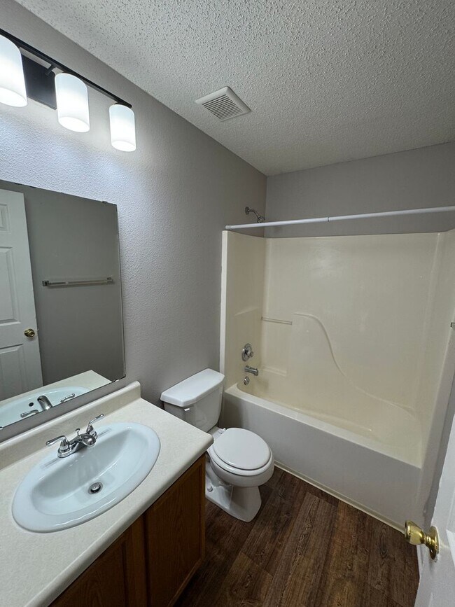 Building Photo - Avon - 3 BR home with loft
