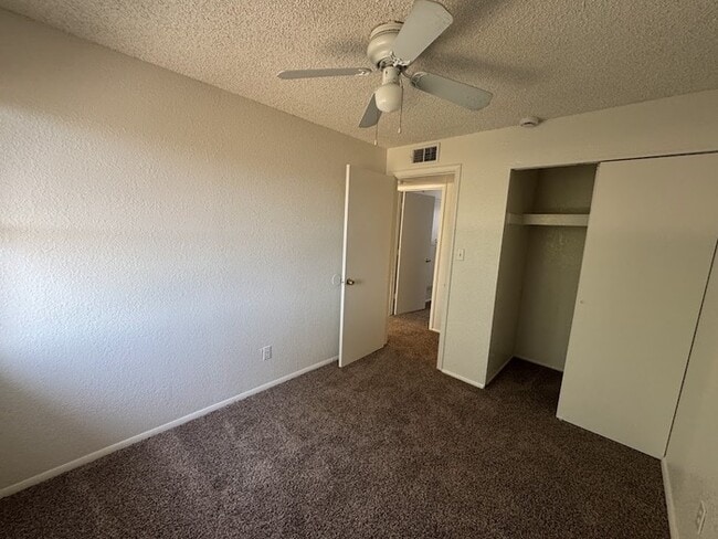 Building Photo - Holiday Gardens Townhome
