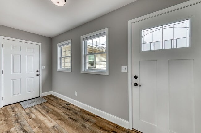 Building Photo - 5 Bedroom / 3.5 Bath Home Blountville, TN