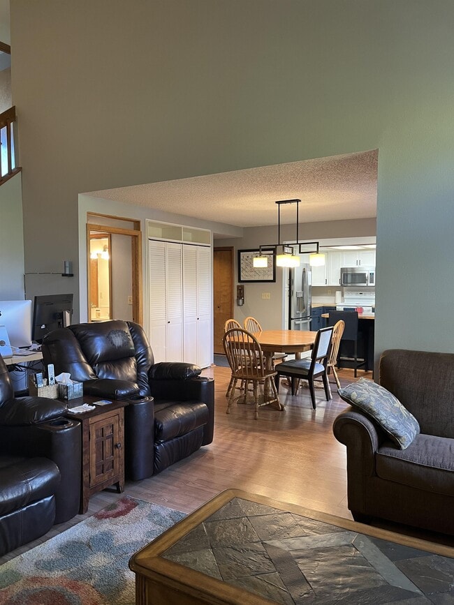 Building Photo - 2032 Prairie View Ct