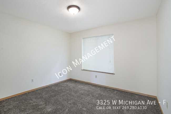 Building Photo - SPACIOUS TOWNHOME in PRIME WMU AREA!