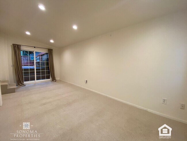 Building Photo - 3+ Bedroom / 2 Bathroom Home with Sunroom & Beautiful Views