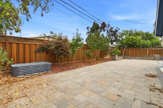 Building Photo - Beautiful Remodeled 3-Bedroom 2-Bathroom S...